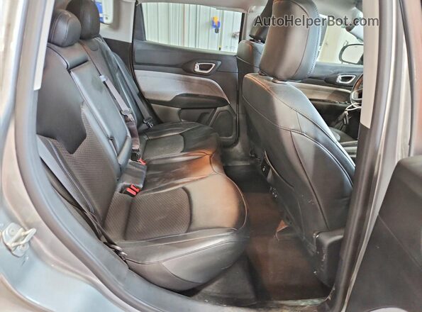 3C4NJDBB8NT168665 2022 JEEP COMPASS Silver Widok tylnych siedzeń