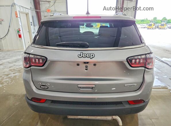 3C4NJDBB8NT168665 2022 JEEP COMPASS Silver Widok z tyłu