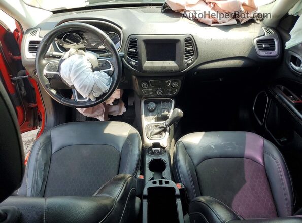 3C4NJDBB9JT254657 2018 JEEP COMPASS Red Вид панелі приладів