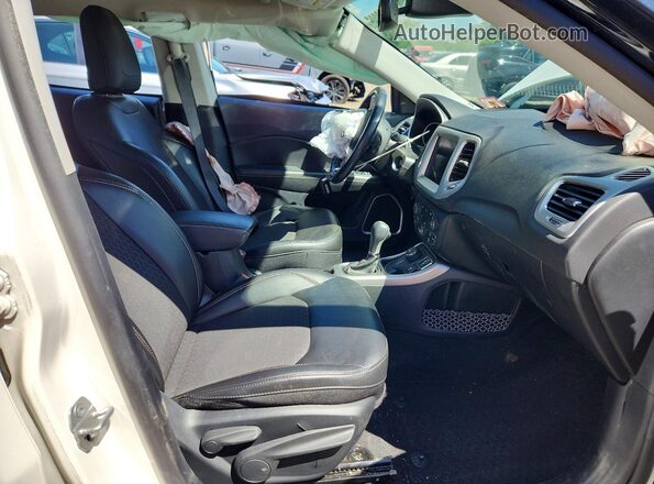 3C4NJDBB9LT139978 2020 JEEP COMPASS White Front interior view