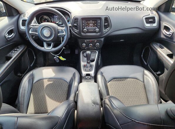 3C4NJDBBXHT674681 2017 JEEP COMPASS Серый Вид панели приборов