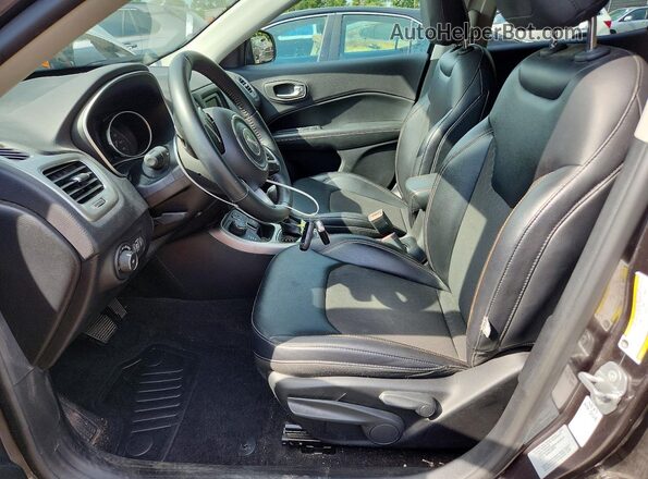 3C4NJDBBXHT674681 2017 JEEP COMPASS Серый Вид салона спереди