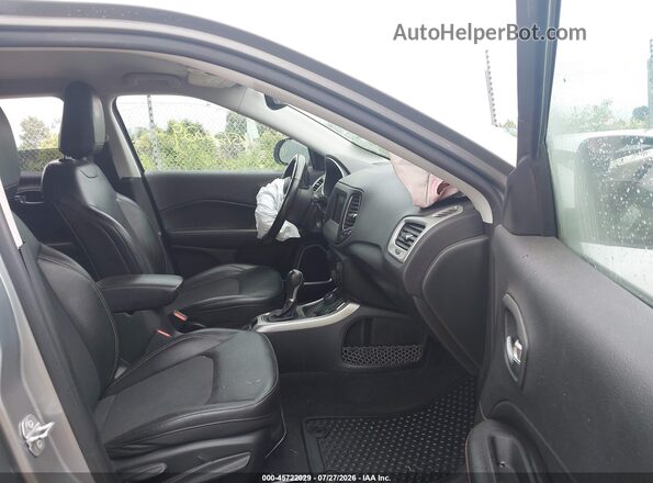 3C4NJDBBXKT742257 2019 JEEP COMPASS Silver Widok wnętrza z przodu