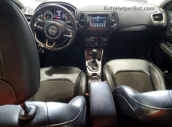 3C4NJDBBXLT107217 2020 JEEP COMPASS Черный Вид панели приборов