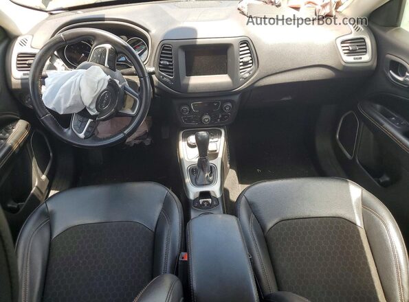 3C4NJDBBXLT174612 2020 JEEP COMPASS Silver Vista del salpicadero
