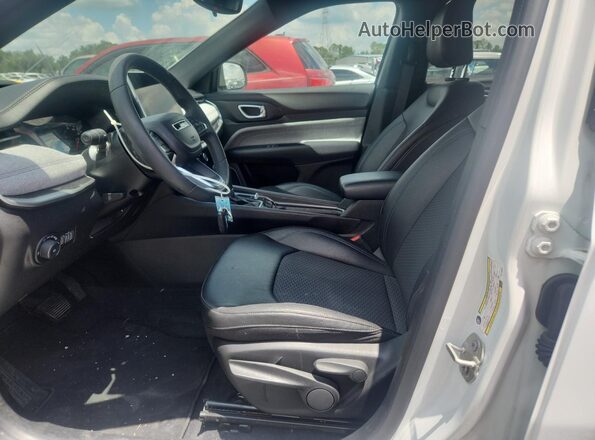 3C4NJDBN2RT128582 2024 JEEP COMPASS White Front interior view