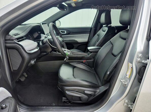 3C4NJDBN3ST592860 2025 JEEP COMPASS Silver Вид салону спереду