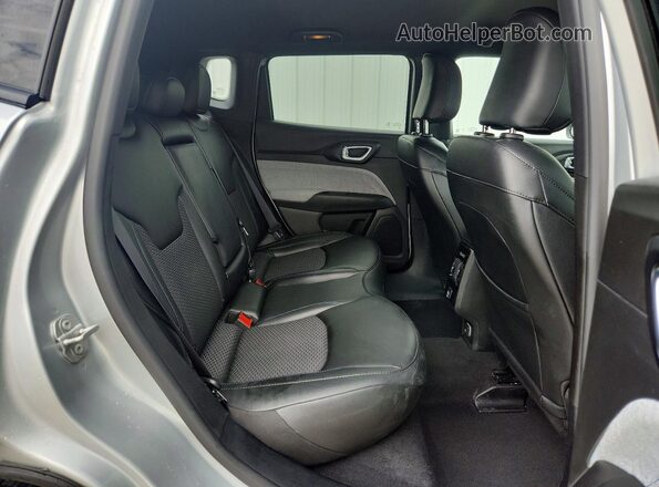 3C4NJDBN3ST592860 2025 JEEP COMPASS Silver Вид задньої частини салону