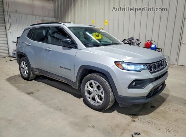 3C4NJDBN4RT113596 2024 JEEP COMPASS Серебряный Передняя правая четверть