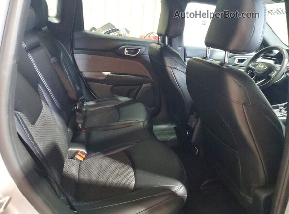 3C4NJDBN4RT113596 2024 JEEP COMPASS Серебряный Вид задней части салона