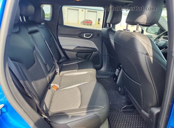 3C4NJDBN4RT153760 2024 JEEP COMPASS Blue Vista de los asientos traseros