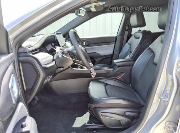 3C4NJDBN4ST571158 2025 JEEP COMPASS Silver Front interior view