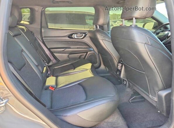 3C4NJDBN5RT602363 2024 JEEP COMPASS Gray Widok wnętrza z tyłu
