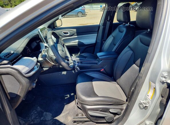 3C4NJDBN5ST609299 2025 JEEP COMPASS Silver Front interior view