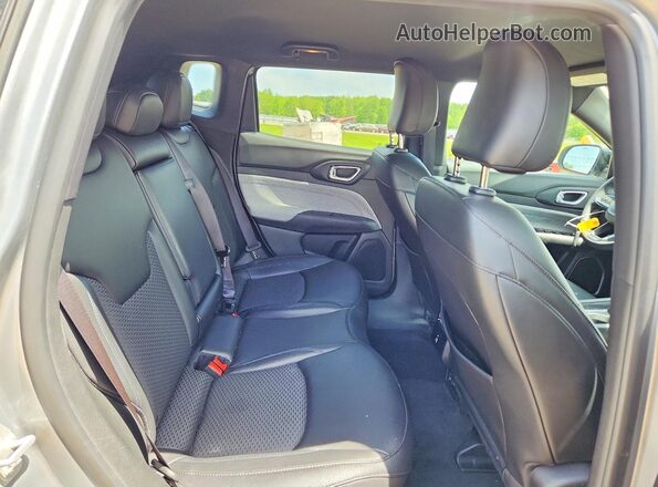 3C4NJDBN6RT576310 2024 JEEP COMPASS Silver Widok wnętrza z tyłu
