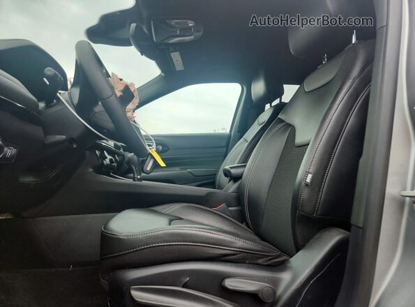 3C4NJDBN7PT573901 2023 JEEP COMPASS Silver Front interior view