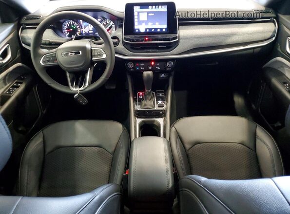 3C4NJDBN7ST609143 2025 JEEP COMPASS Burgundy Vista del salpicadero