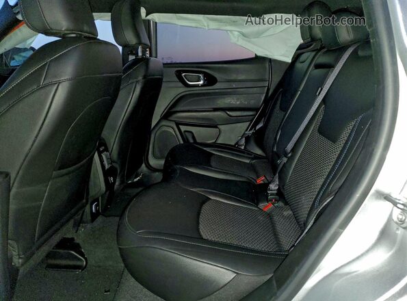 3C4NJDBN8ST552029 2025 JEEP COMPASS Silver Rear seats view