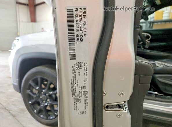 3C4NJDBN8TT160606 2026 JEEP COMPASS Silver Widok komory silnika