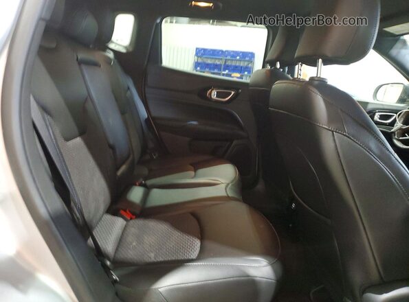 3C4NJDBN8TT160606 2026 JEEP COMPASS Silver Widok tylnych siedzeń