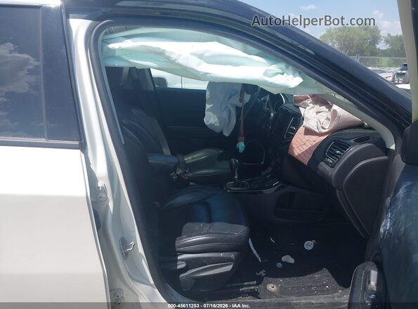 3C4NJDCB0JT401799 2018 JEEP COMPASS White Front interior view