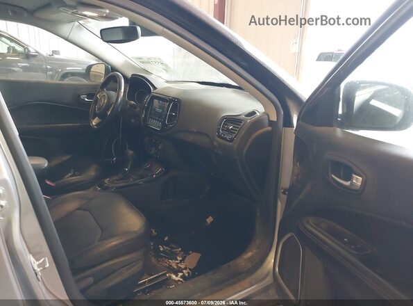 3C4NJDCB0LT127720 2020 JEEP COMPASS Серебряный Вид салона спереди