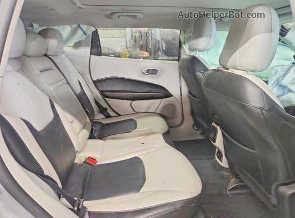 3C4NJDCB1JT264615 2018 JEEP COMPASS Silver Widok wnętrza z tyłu