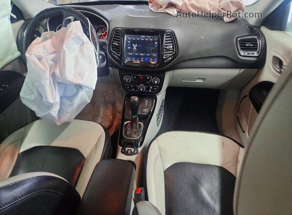 3C4NJDCB1JT264615 2018 JEEP COMPASS Silver Widok deski rozdzielczej