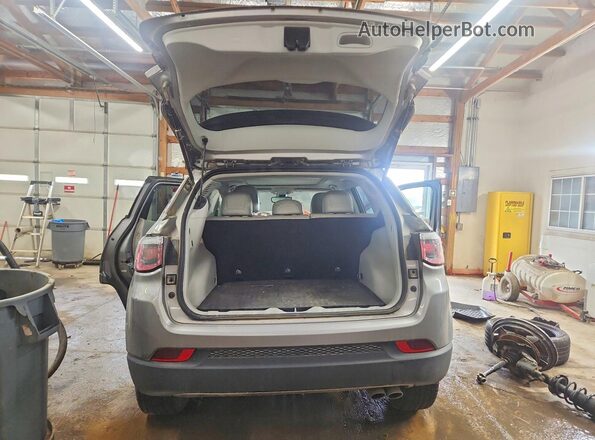 3C4NJDCB1JT264615 2018 JEEP COMPASS Silver Widok z tyłu