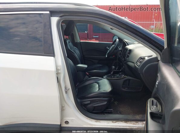 3C4NJDCB2HT681042 2017 JEEP COMPASS White Front interior view