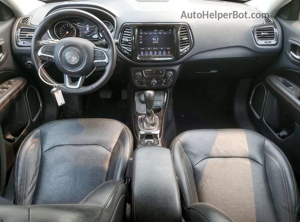 3C4NJDCB2KT827821 2019 JEEP COMPASS Зеленый Вид панели приборов
