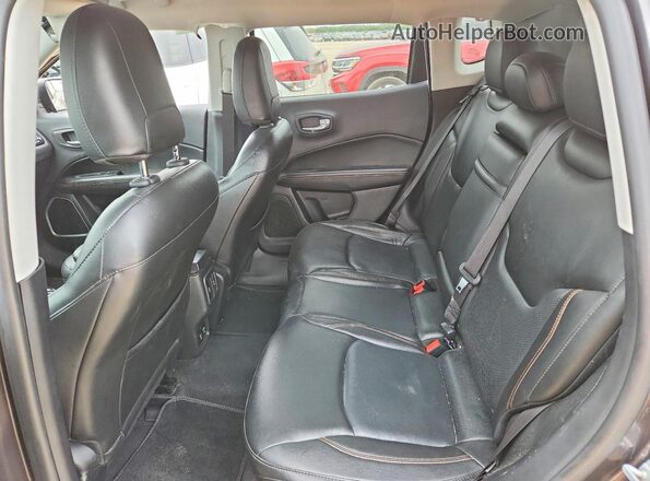 3C4NJDCB3JT457882 2018 JEEP COMPASS Gray Widok wnętrza z tyłu