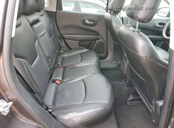 3C4NJDCB3KT599764 2019 JEEP COMPASS Gray უკანა სალონის ხედი