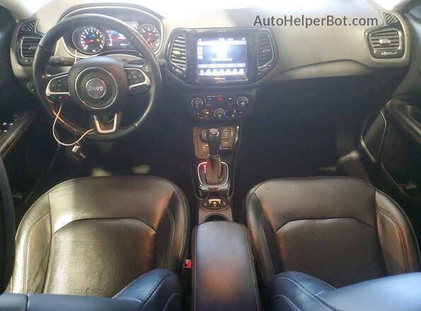 3C4NJDCB4LT135447 2020 JEEP COMPASS Черный Вид панели приборов