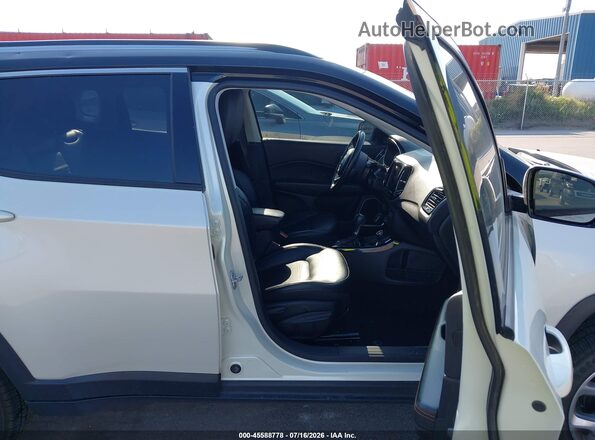 3C4NJDCB5JT457124 2018 JEEP COMPASS White Вид салону спереду