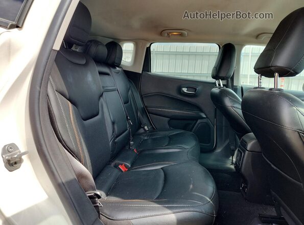 3C4NJDCB6KT791860 2019 JEEP COMPASS White Widok wnętrza z tyłu