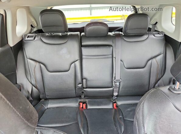 3C4NJDCB6KT791860 2019 JEEP COMPASS White Widok tylnych siedzeń