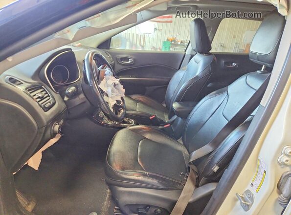3C4NJDCB6LT175271 2020 JEEP COMPASS Белый Вид салона спереди