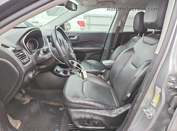 3C4NJDCB7LT163808 2020 JEEP COMPASS Серебряный Вид салона спереди