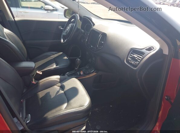 3C4NJDCB8JT112010 2018 JEEP COMPASS Red Вид салону спереду