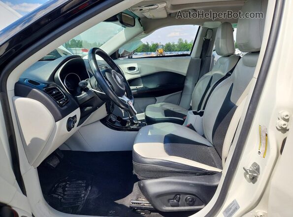 3C4NJDCB8JT114923 2018 JEEP COMPASS White Front interior view