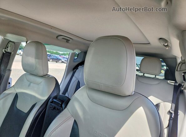 3C4NJDCB8JT114923 2018 JEEP COMPASS White Rear seats view