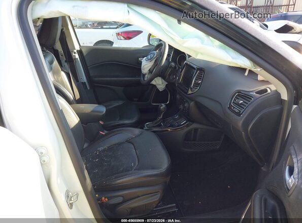3C4NJDCB9JT456333 2018 JEEP COMPASS Белый Вид салона спереди