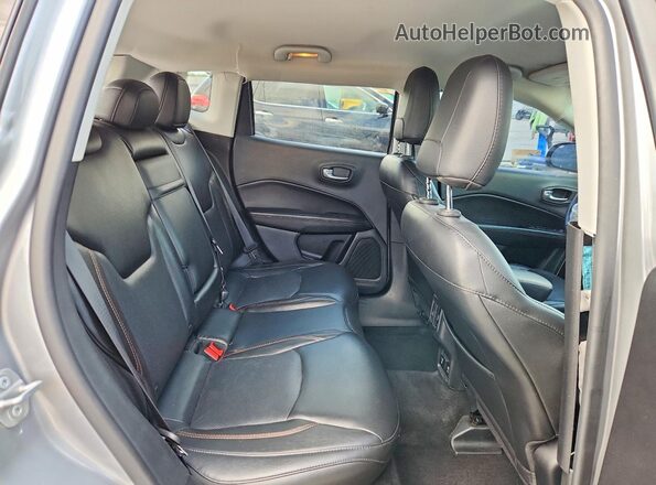 3C4NJDCB9JT456963 2018 JEEP COMPASS Gray Rear interior view