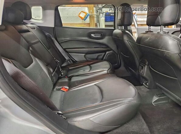 3C4NJDCB9KT747450 2019 JEEP COMPASS Silver Widok tylnych siedzeń