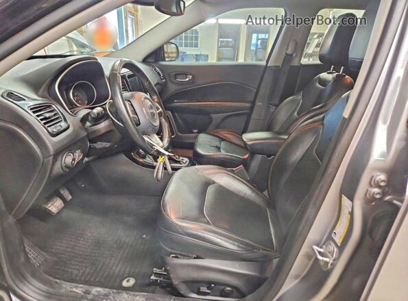 3C4NJDCB9KT747450 2019 JEEP COMPASS Silver Widok wnętrza z przodu