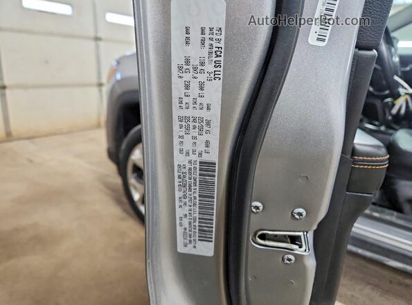 3C4NJDCB9KT747450 2019 JEEP COMPASS Silver Widok naklejki z numerem VIN