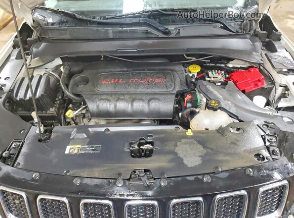 3C4NJDCB9KT780867 2019 JEEP COMPASS White Engine compartment view