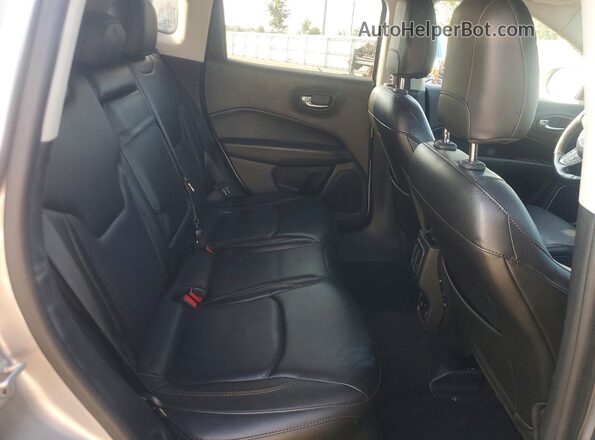 3C4NJDCBXJT342700 2018 JEEP COMPASS Серебряный Вид задней части салона