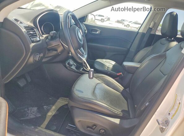 3C4NJDCBXKT669857 2019 JEEP COMPASS Белый Вид салона спереди